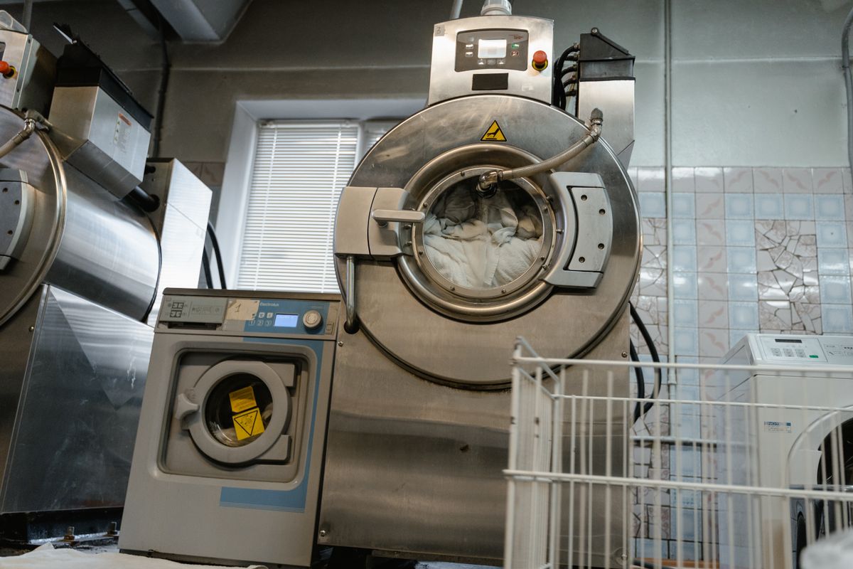 Comment soulever une machine à laver tout seul : méthodes, sécurité et astuces